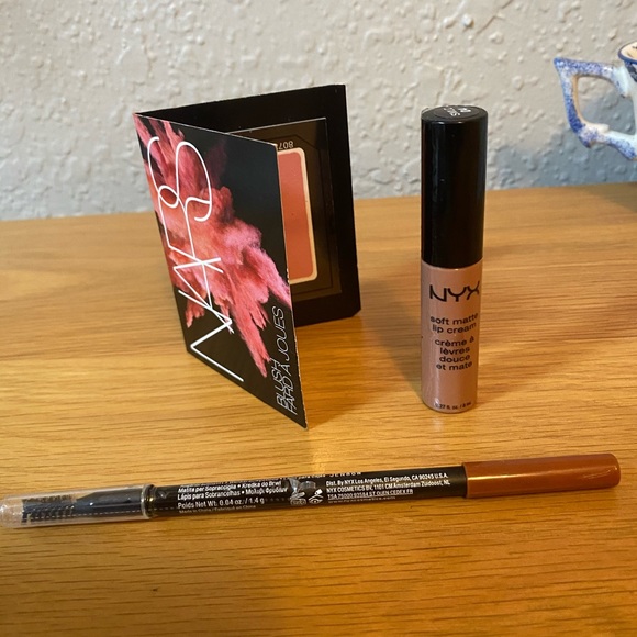 Makeup Bundle💄 - Picture 3 of 6